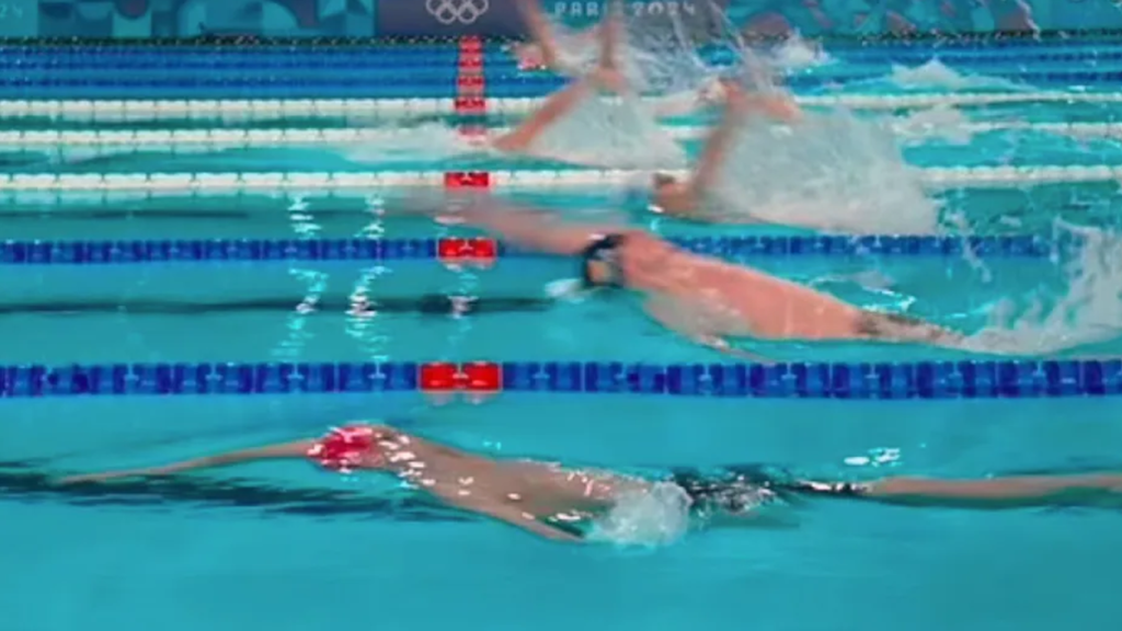Luke Greenbank cruza la marca de 15 metros por debajo del agua