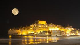 El Castillo de Peñíscola tras la puesta de sol.