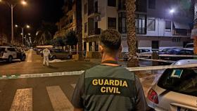 Agente de la Guardia Civil en la zona del hallazgo del cadáver.