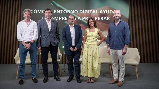 De izquierda a derecha: Antonio Robert (Playtomic), Eduardo Prieto (Visa), Alfonso Muñoz (EL ESPAÑOL), Sara Baceiredo (It’s Lava) y Arturo Moreno (Civitatis).