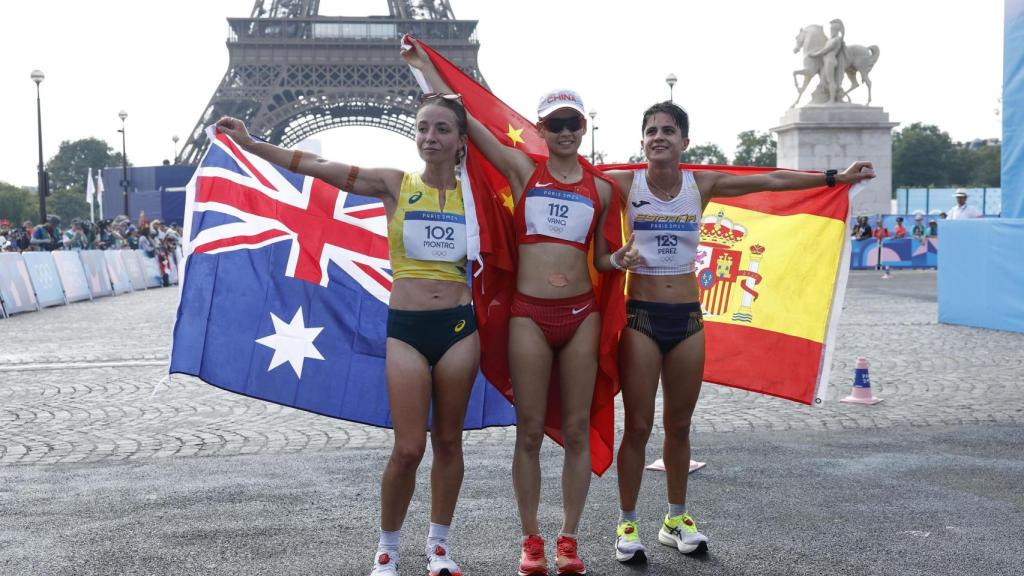 María Pérez, a la derecha, con la china Jiayu Yang y la australiana Jemima Montag