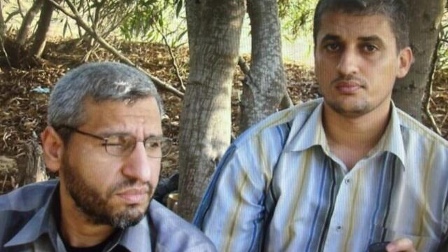 Mohamed Deif, a la derecha, junto a su colaborador Rafa Salameh, también muerto.