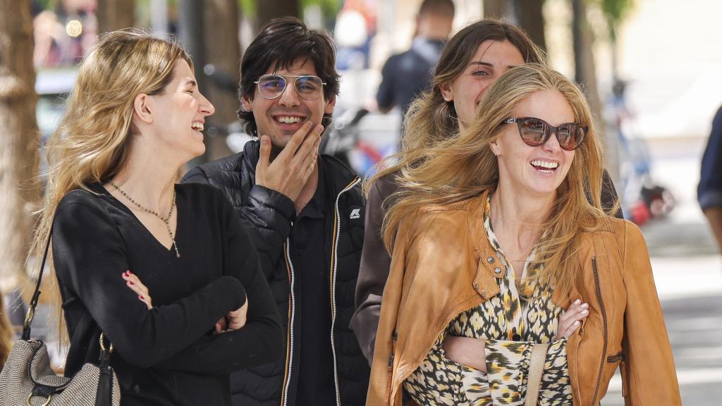 Genoveva Casanova, sonriente, paseando por Madrid con su familia, el pasado mes de mayo.