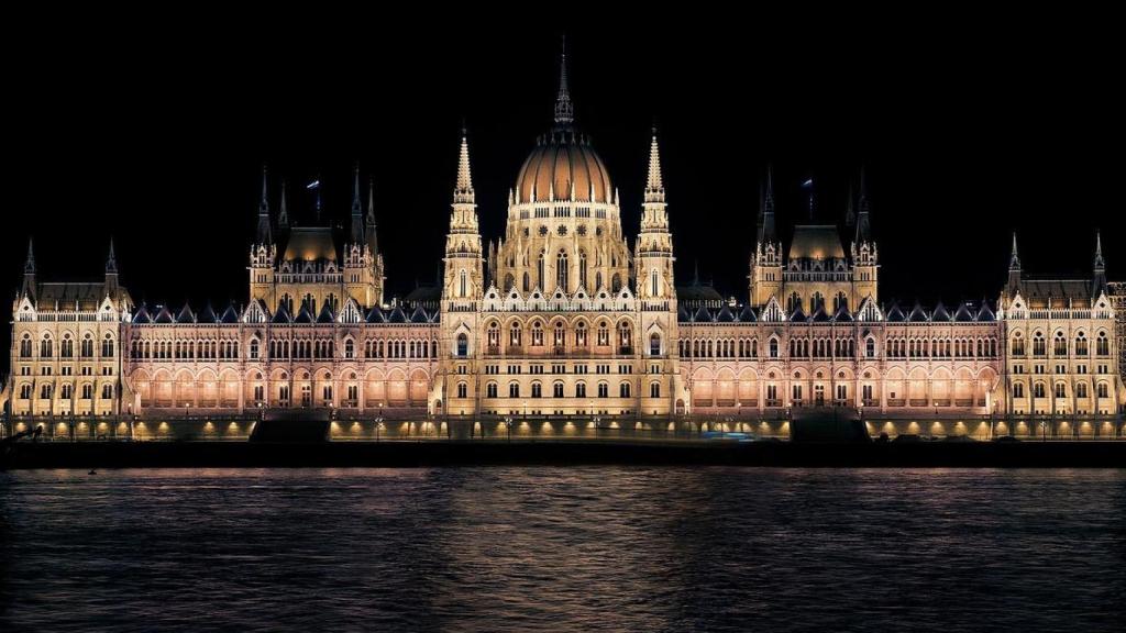 Vista de la fachada del Parlamento de Hungría, en Budapest.