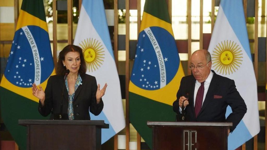 Los ministros de Relaciones Exteriores de Argentina y Brasil,  Diana Mondino y Mauro Vieira.