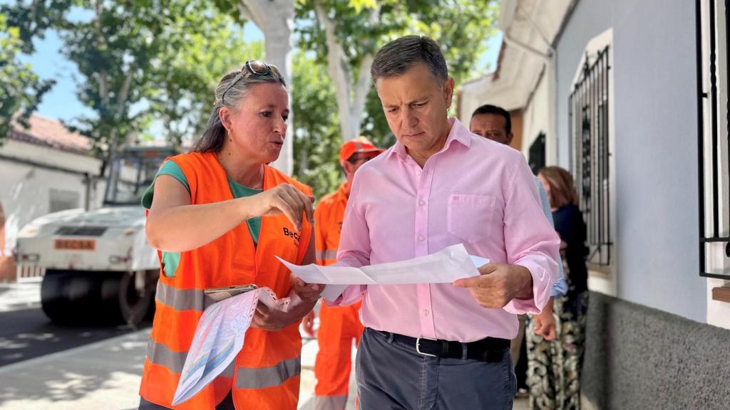 Manuel Serrano, alcalde de Albacete, ha visitado las obras de asfaltado de la calle Luis Herreros.