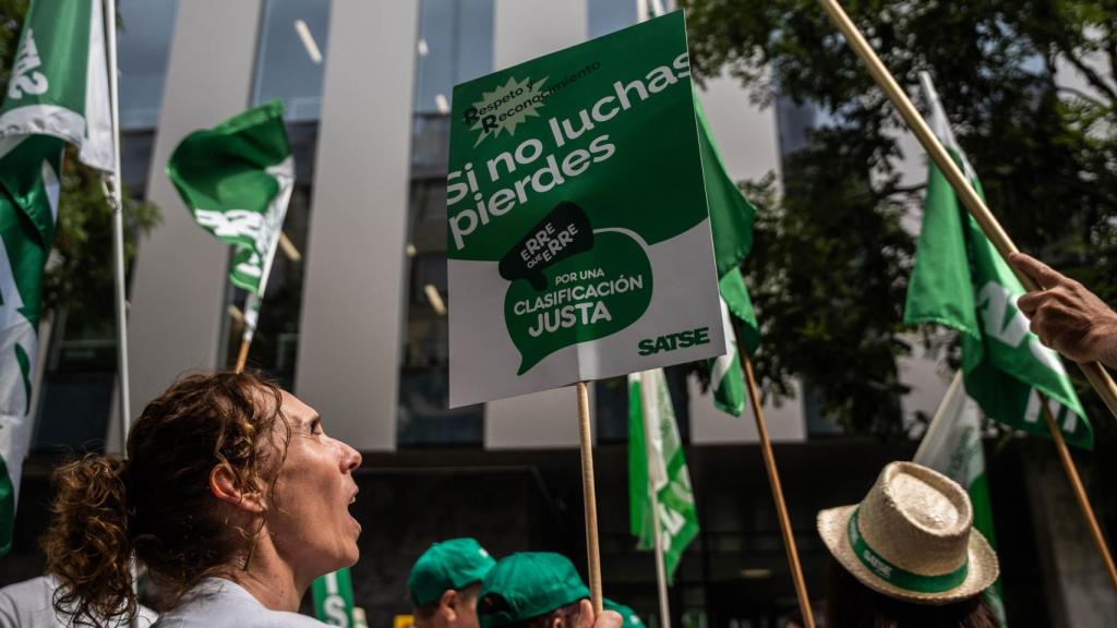 Varias personas con carteles durante una concentración de enfermeras y fisioterapeutas frente a la sede del Ministerio para la Transformación Digital y de la Función Pública.