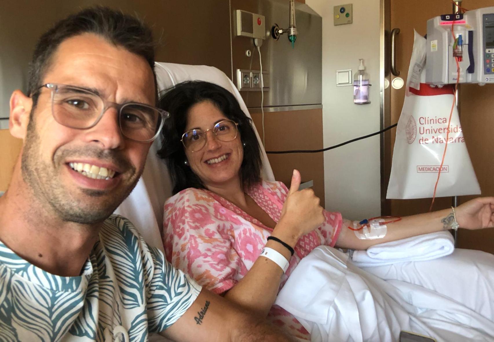 Deborah Gurrea y su marido, José López, durante la primera sesión de quimioterapia estando embarazada.