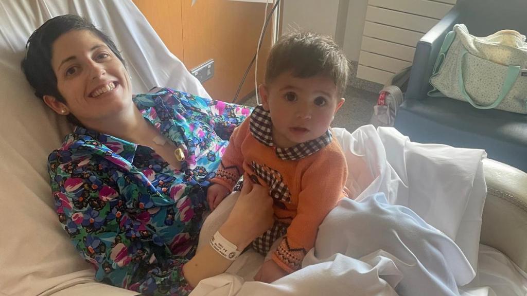 Deborah Gurrea y su hijo, Marcos, durante su última sesión de quimioterapia.