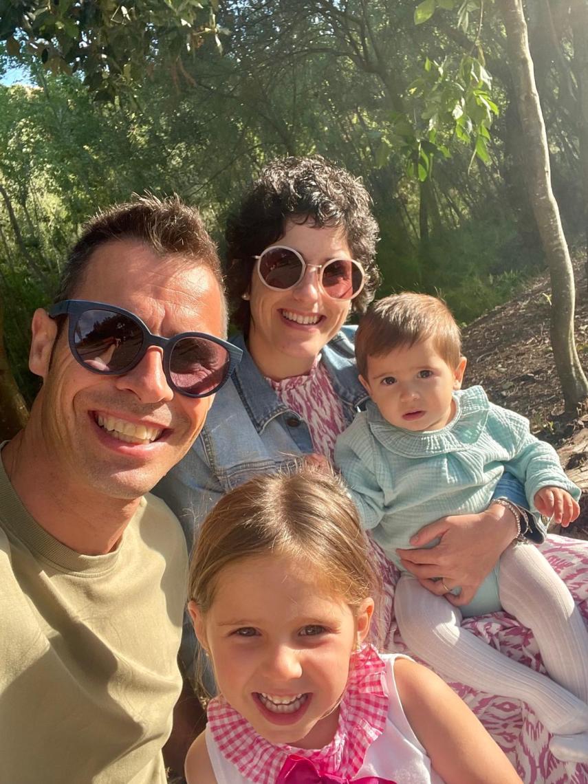 La familia López Gurrea en la actualidad: los padres, José López y Deborah Gurrea, junto a sus hijos, Adriana y Marcos.