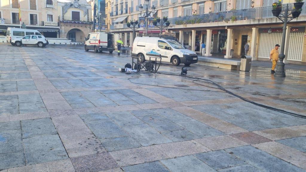 Tareas de limpieza en la Plaza Mayor de Ciudad Real tras La Pandorga.