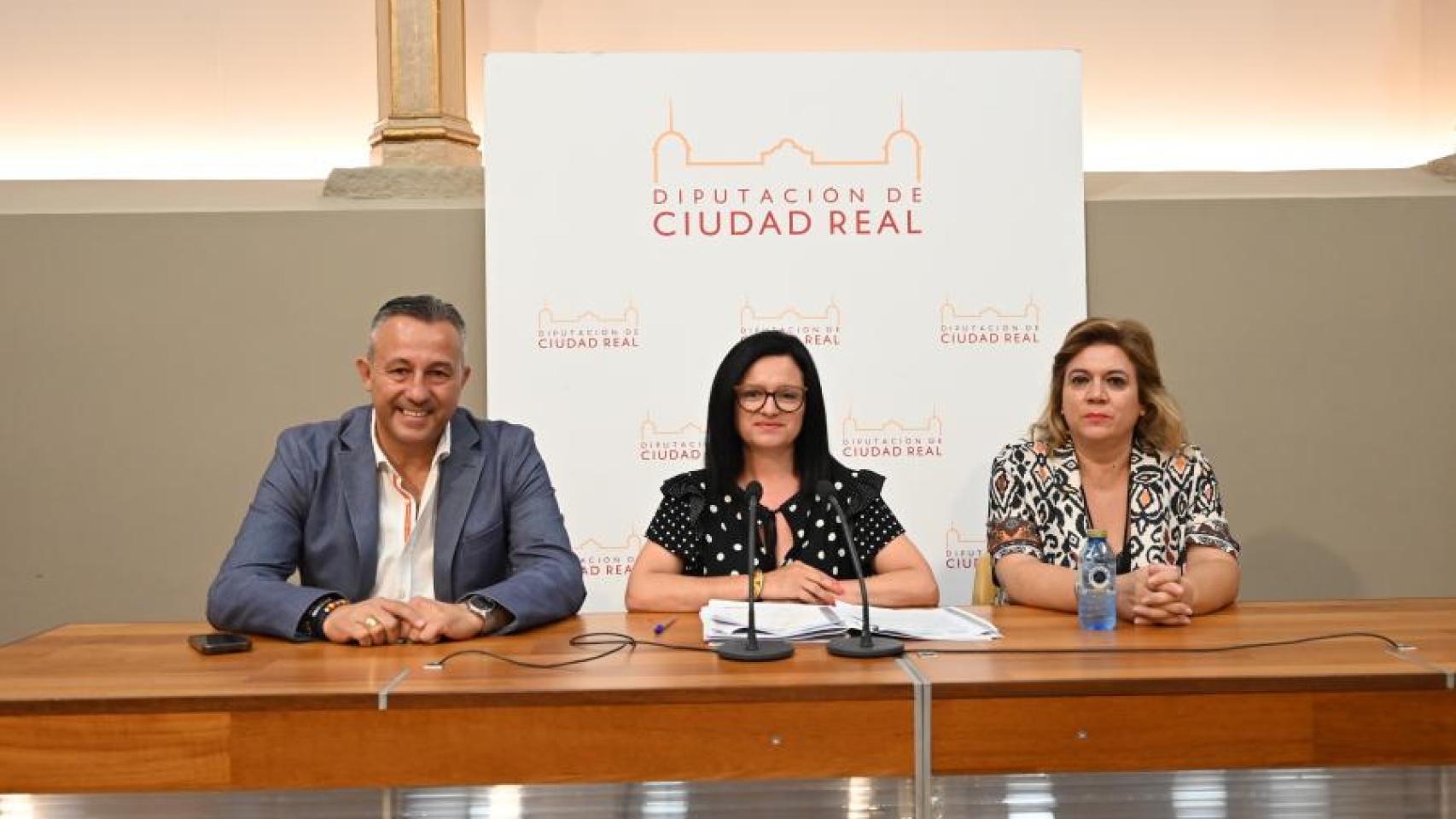 Rocío Zarco, en el centro, junto a Adrián Fernández y Maribel Mansilla.