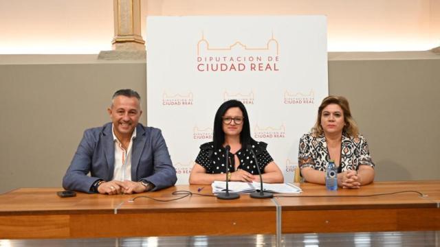 Rocío Zarco, en el centro, junto a Adrián Fernández y Maribel Mansilla.