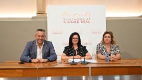 Rocío Zarco, en el centro, junto a Adrián Fernández y Maribel Mansilla.