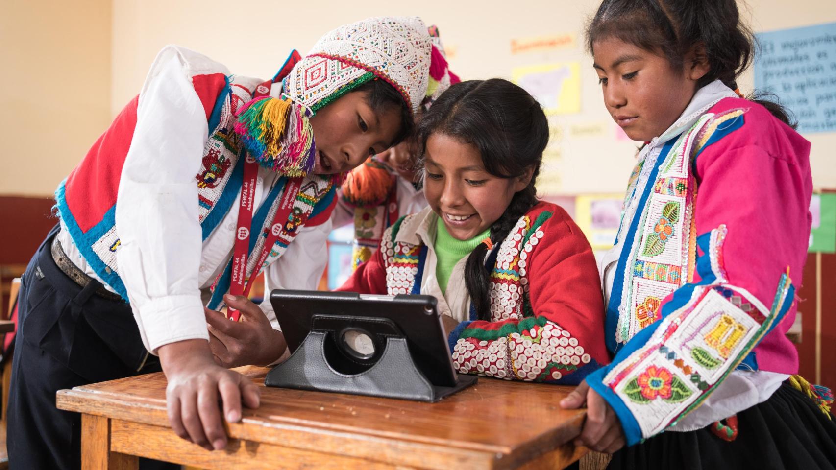 Alumnos de la región de Ayacucho beneficiarios del programa de Profuturo que impulsa el avance digital y tecnológico en las aulas.