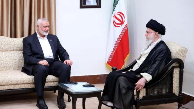 El líder supremo de Irán, el ayatolá Alí Jamenei, se reúne con el máximo dirigente del grupo palestino Hamás, Ismail Haniyeh, en Teherán (Irán).