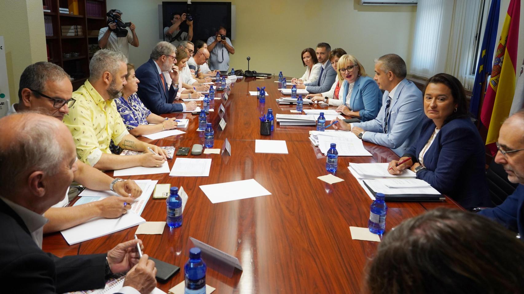 La consejera de Industria, Comercio y Empleo, Leticia García, se reúne con agentes económicos y sociales del Diálogo Social el pasado 22 de julio