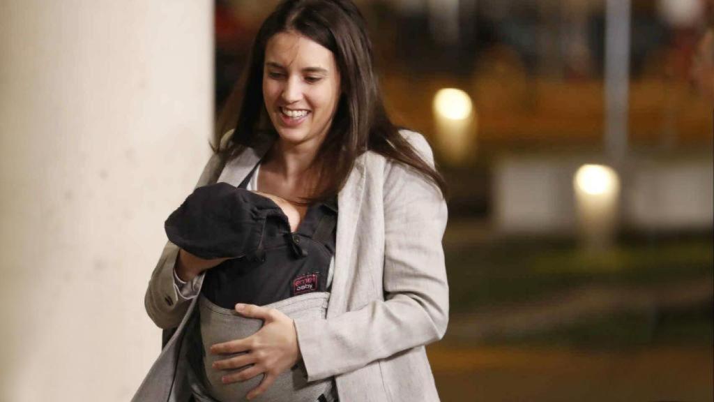 Irene Montero junto a su hija Aitana.