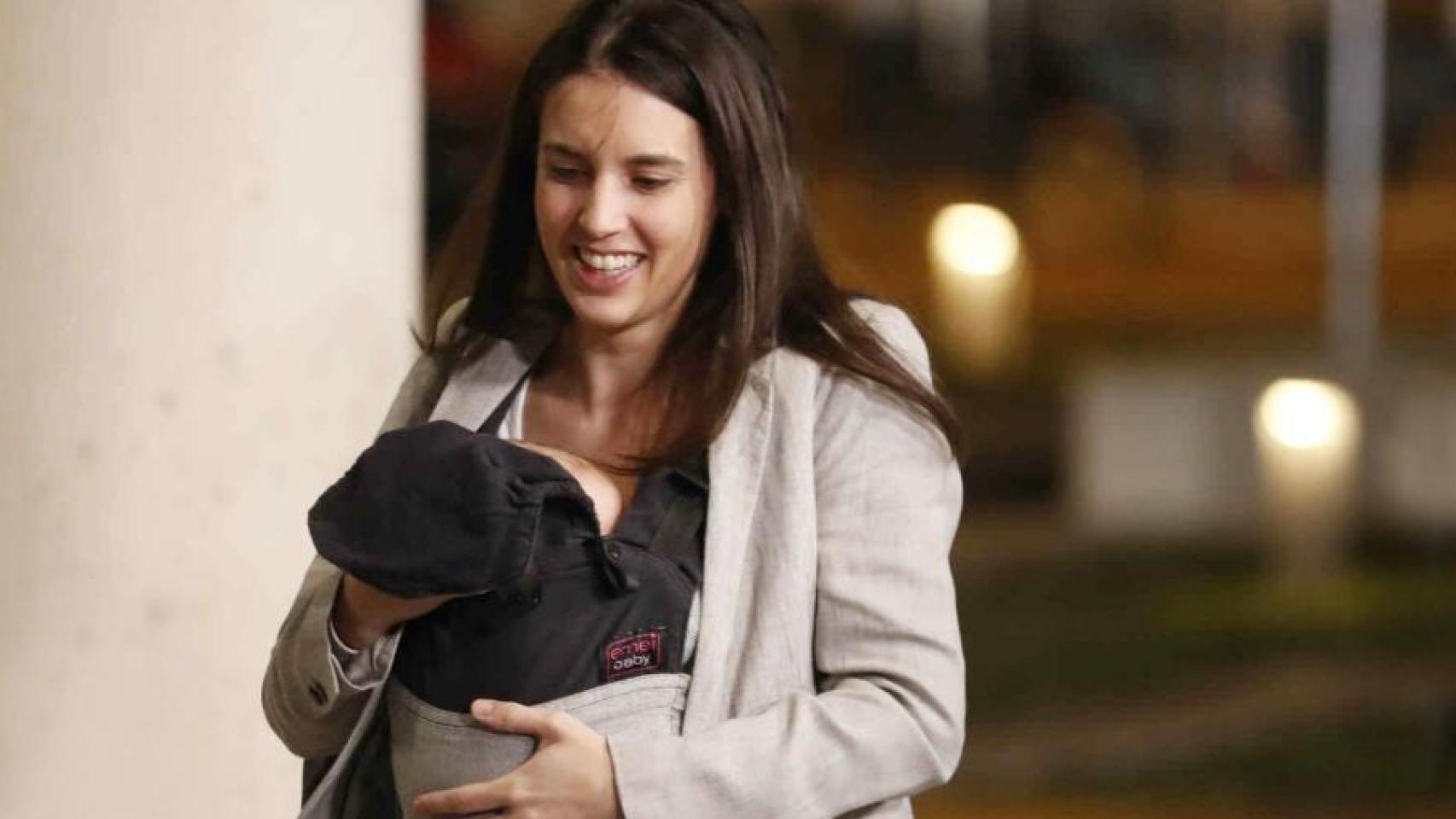 Irene Montero junto a su hija Aitana.