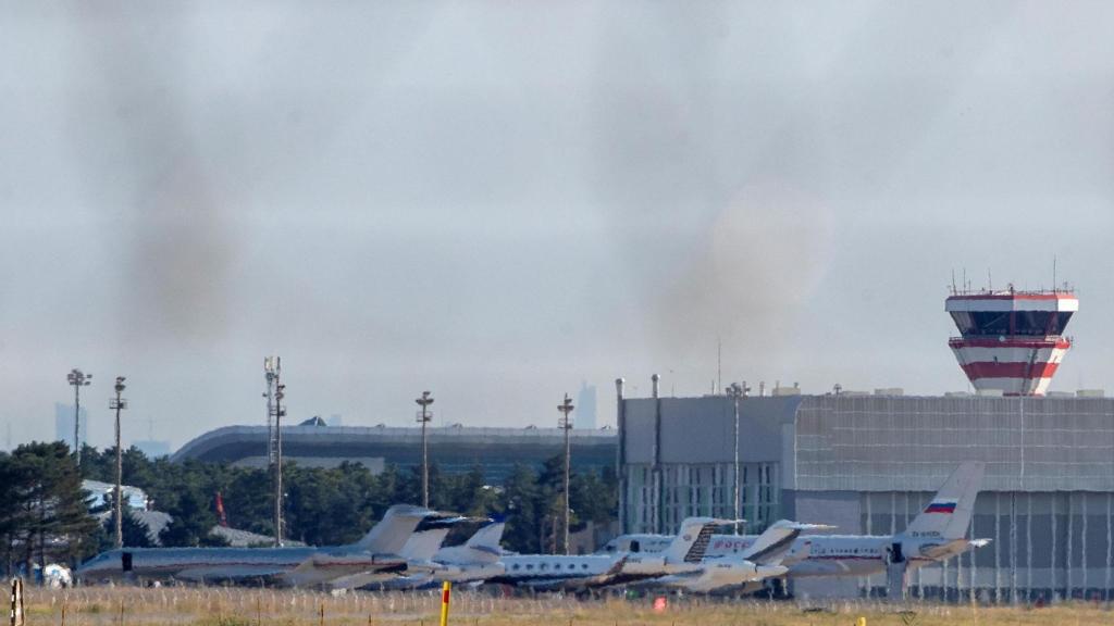 Varios aviones, entre ellos uno ruso, en el aeropuerto de Ankara, Turquía, este jueves.