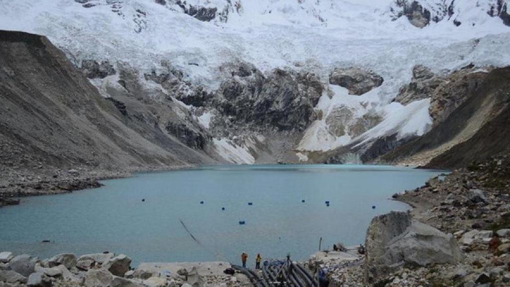 Lago Palcacocha, al pie del glaciar Palcaraju, Perú.