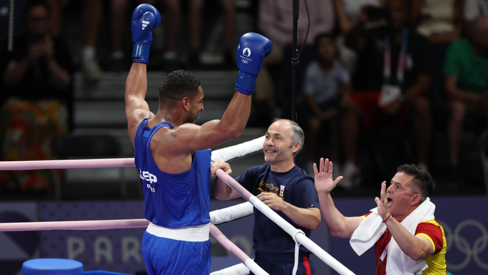 Enmanuel Reyes Pla celebrando con Rafa Lozano tras ganar el combate de cuartos de final