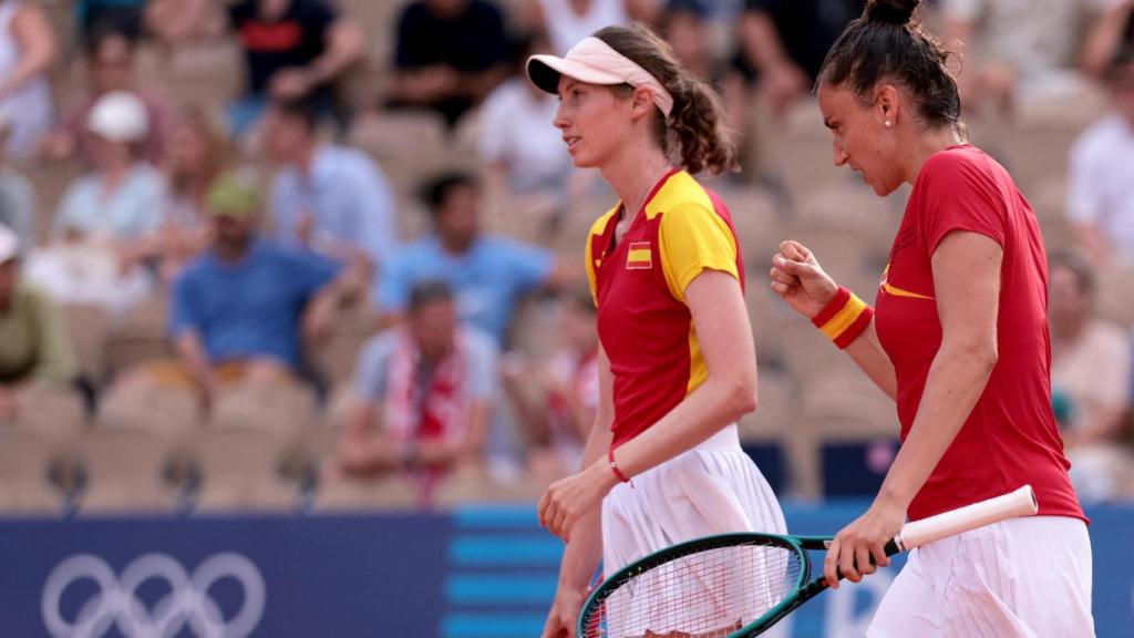 Cristina Bucsa y Sara Sorribes celebran el pase a semifinales.