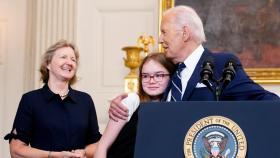Biden canta el 'Cumpleaños feliz' a una niña en plena rueda de prensa