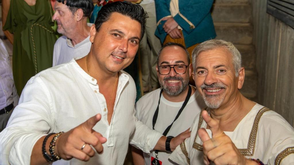 El director del San Javier Fest, David Martínez (c) y el alcalde de San JAvier, José Miguel Luengo (i) posan junto a Carlos Sobera en una edición anterior del Festival Internacional de Teatro de San Javier.