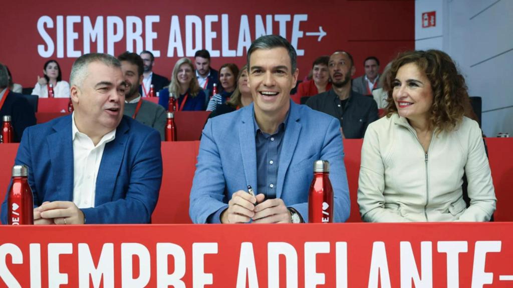 El secretario de Organización del PSOE, Santos Cerdán; el secretario general, Pedro Sánchez; y la vicesecretaria general, María Jesús Montero, durante una reunión de la Ejecutiva socialista.