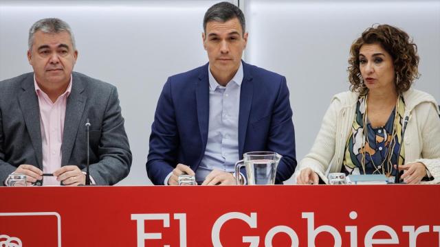 De izquierda a derecha; Santos Cerdán, Pedro Sánchez y María Jesús Montero.