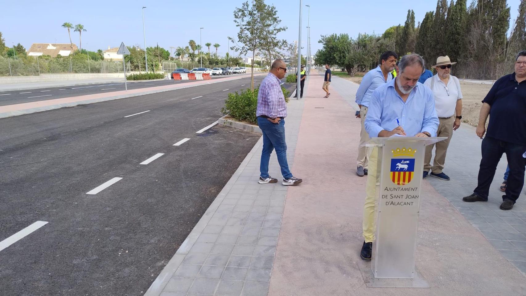 El alcalde de Sant Joan d'Alacant, Santiago Román, firma la recepción del vial que une Nou Nazareth con Alicante.