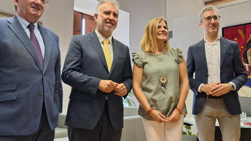 La delegada del Gobierno en la Comunitat Valenciana, Pilar Bernabé, con el ministro de Política Territorial y Memoria Democrática, Ángel Víctor Torres.