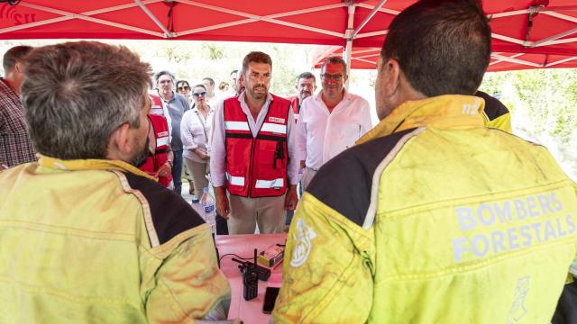 El jefe del Consell ha visitado el Puesto de Mando Avanzado  de los Bomberos