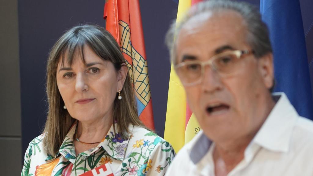 Los procuradores del Grupo Socialista, Yolanda Sacristán y Luis Briones, analizan la situación de la función pública de Castilla y León.