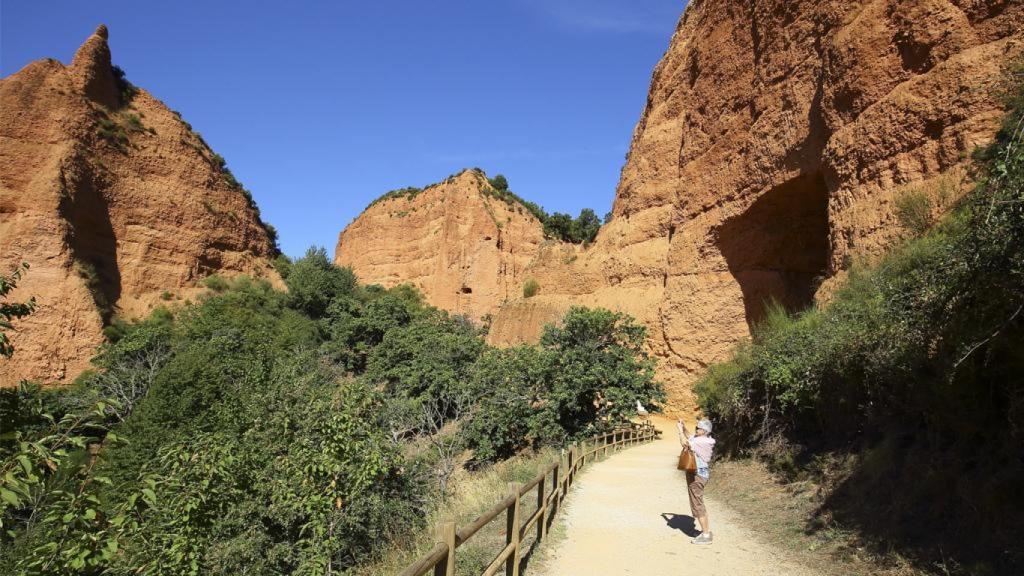 Una mujer fotografiando el entorno de Las Médulas