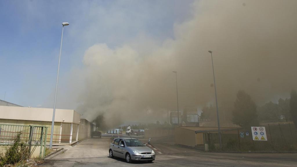 Incendio en el Centro de Reciclaje del polígono de La Llanada en Ponferrada