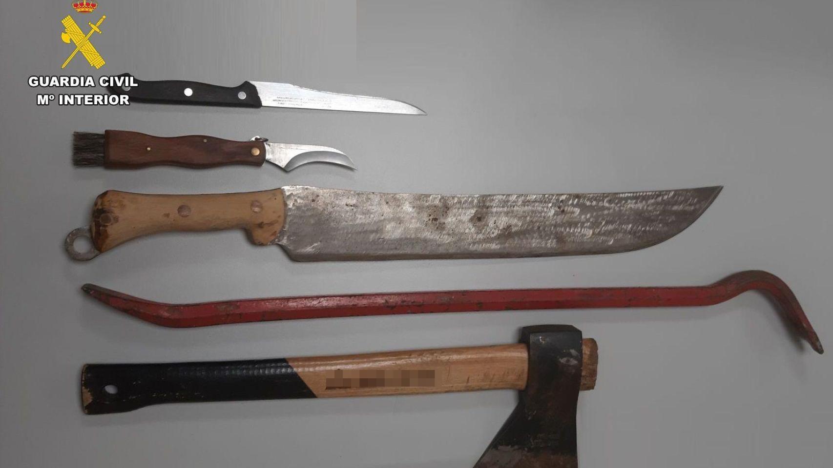 Armas blancas incautadas al detenido en Barruelo de Santullán