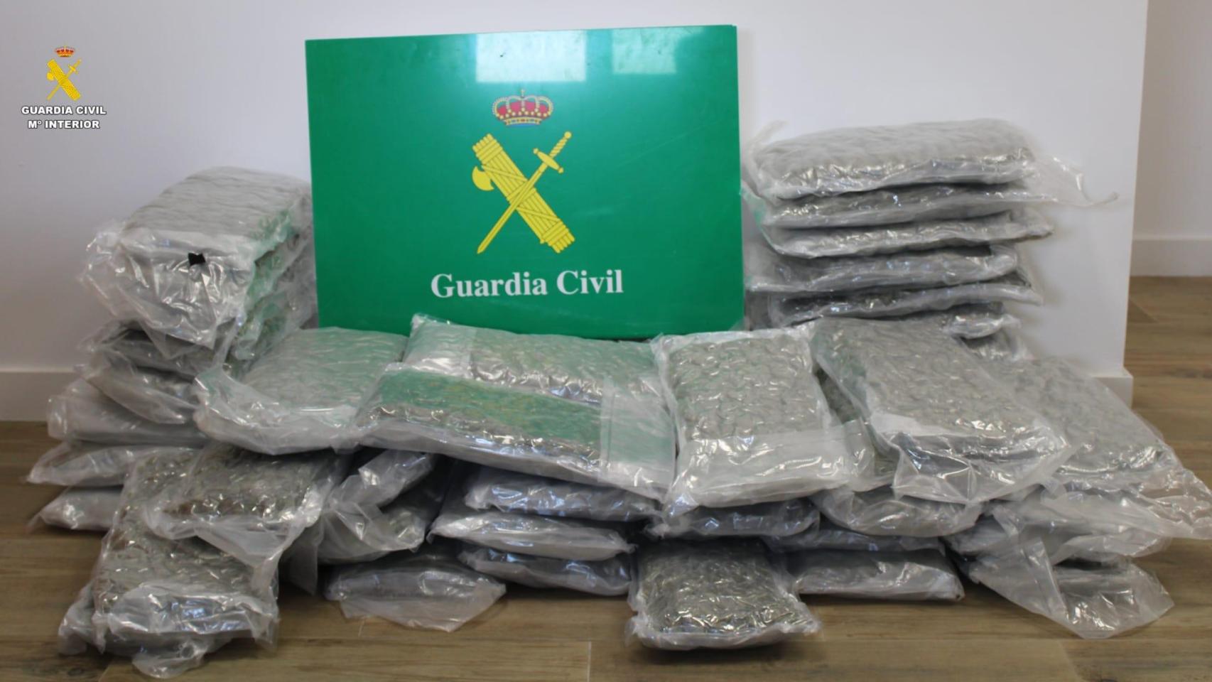 Los paquetes de marihuana incautados por los agentes