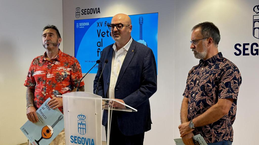 El concejal de Cultura del Ayuntamiento de Segovia, Juan Carlos Monroy; el responsable de Artilugio y coordinador del ciclo, Fernando Martín; y el gerente de HOTUSE, Javier García Crespo