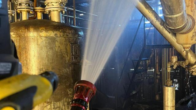 Los bomberos trabajando en el incendio de la empresa de resinas
