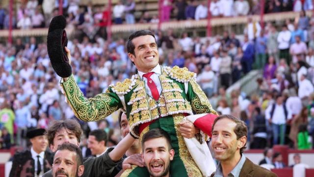 Emilio de Justo saliendo a hombros en la pasada feria de San Pedro Regalado