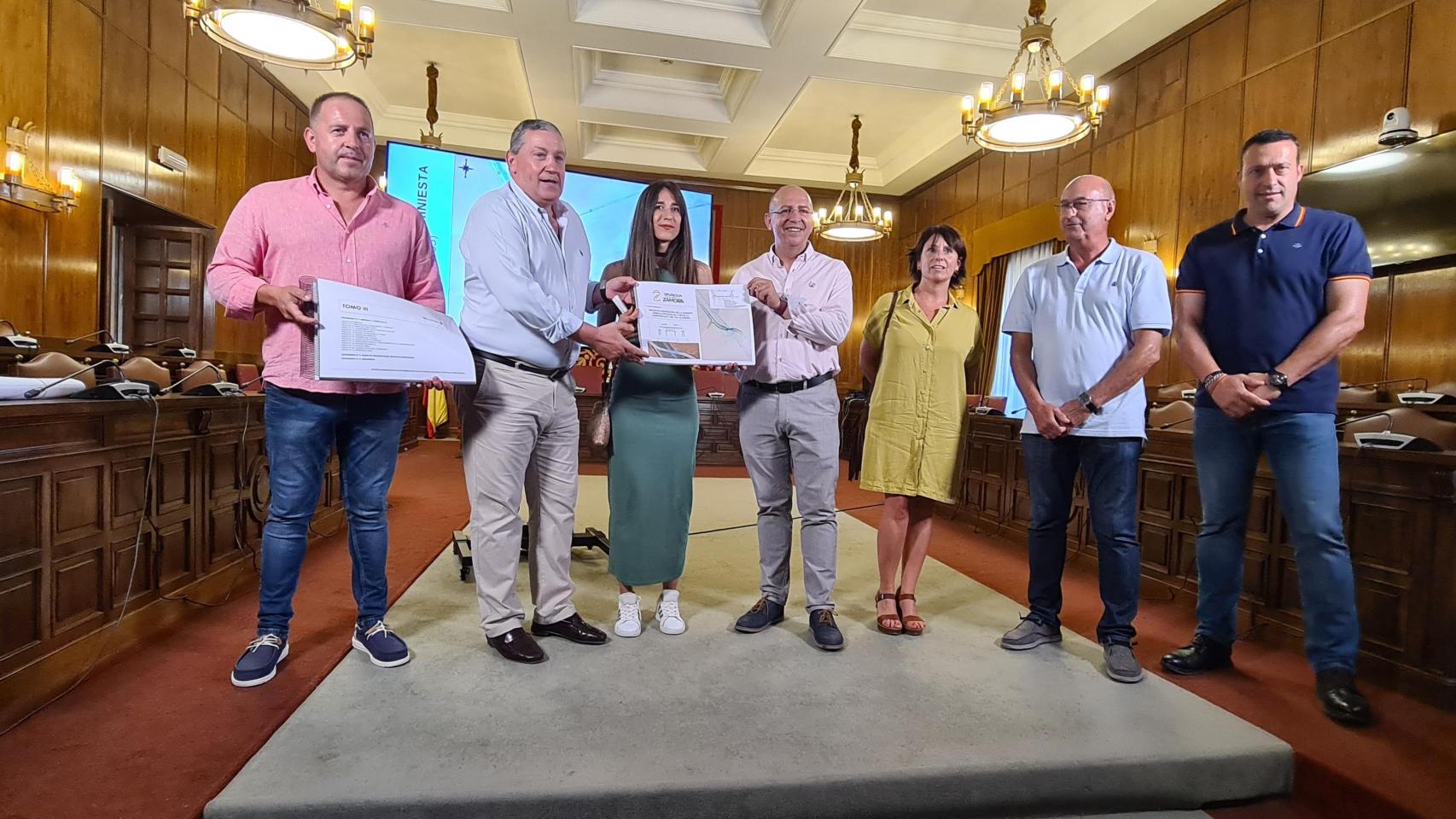 El presidente de la Diputación de Zamora, Javier Faúndez, con los alcaldes de la zona