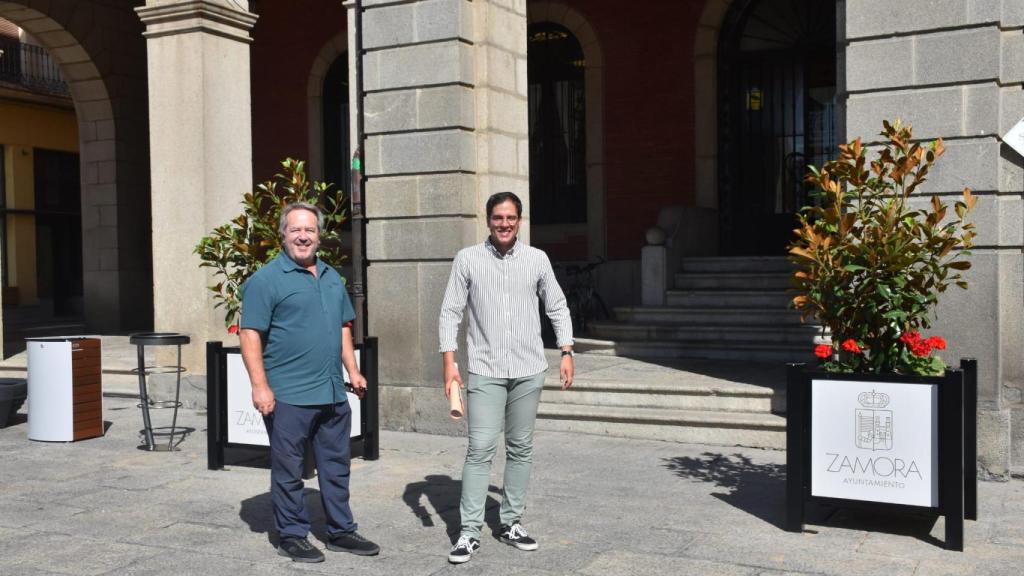 Francisco Guarido y Pablo Novo, con el nuevo mobiliario de la ciudad