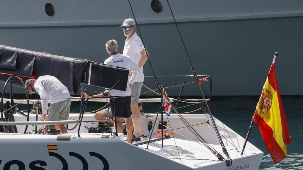 El rey Felipe VI a bordo del Aifos.