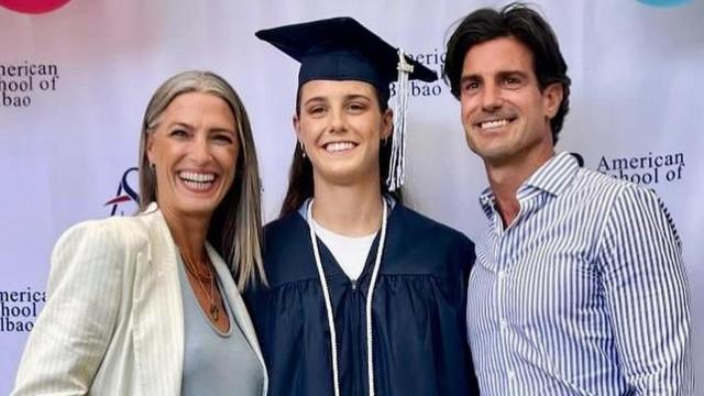 Naia, en medio de sus padres, Laura Sánchez y Aitor Ocio, el día de su graduación.