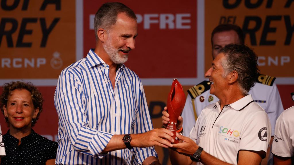 Felipe VI entregándole el trofeo a Javier Banderas en la Copa del Rey de Vela de 2022.