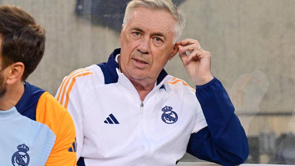 Carlo Ancelotti, en el banquillo del Real Madrid en el amistoso frente al AC Milan