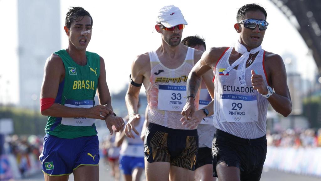 Álvaro Martín, en el centro, durante los 20km marcha masculinos de los JJOO de París 2024