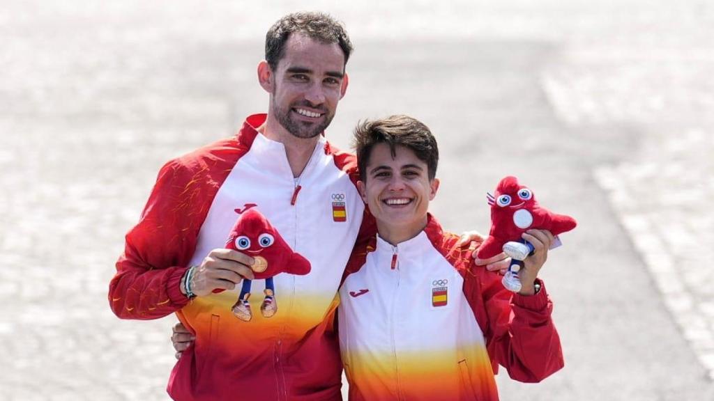 Álvaro Martín y María Pérez, tras conseguir las medallas olímpicas en París.